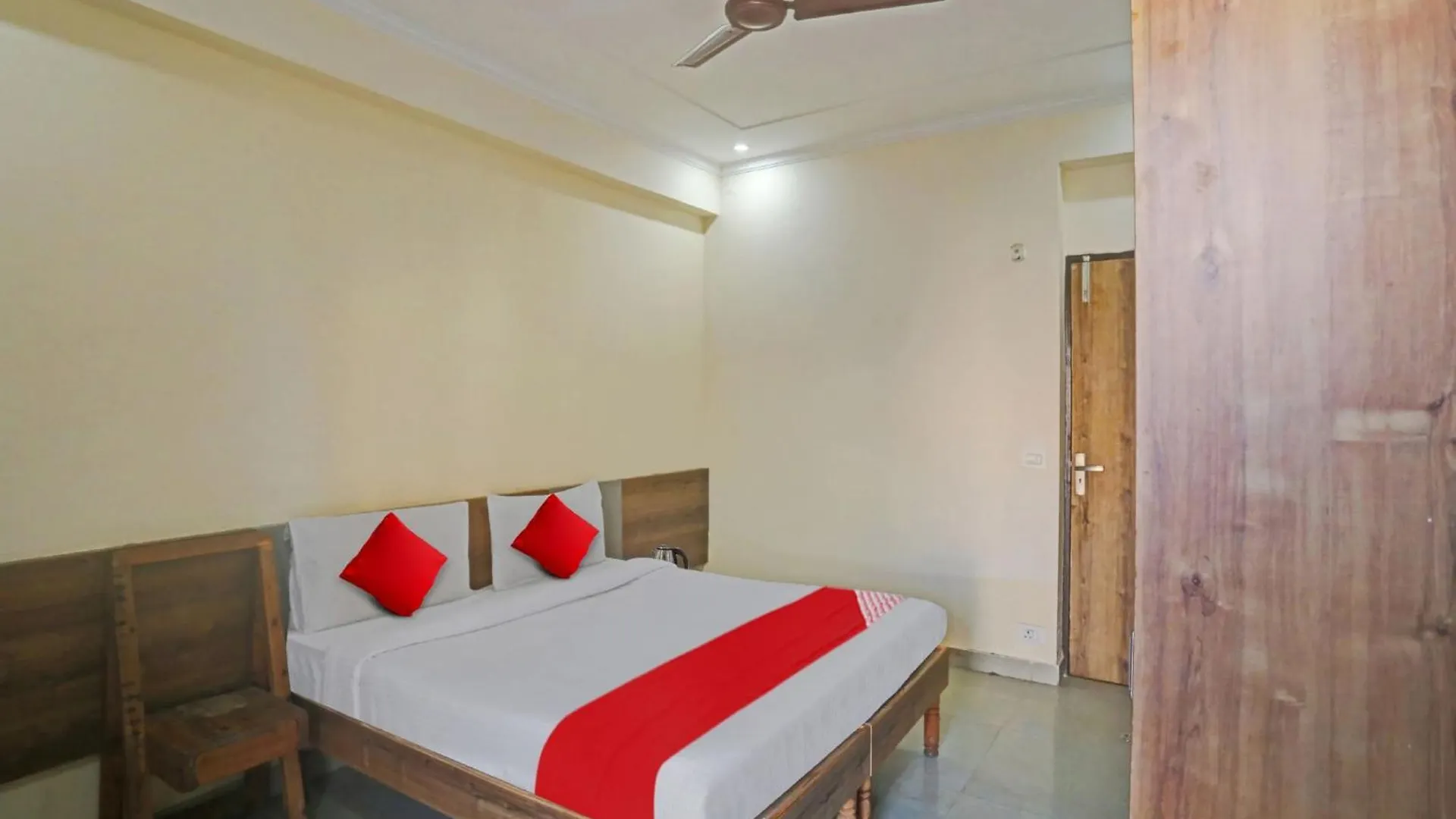 Hotel O Backpackers Nest Гургаон