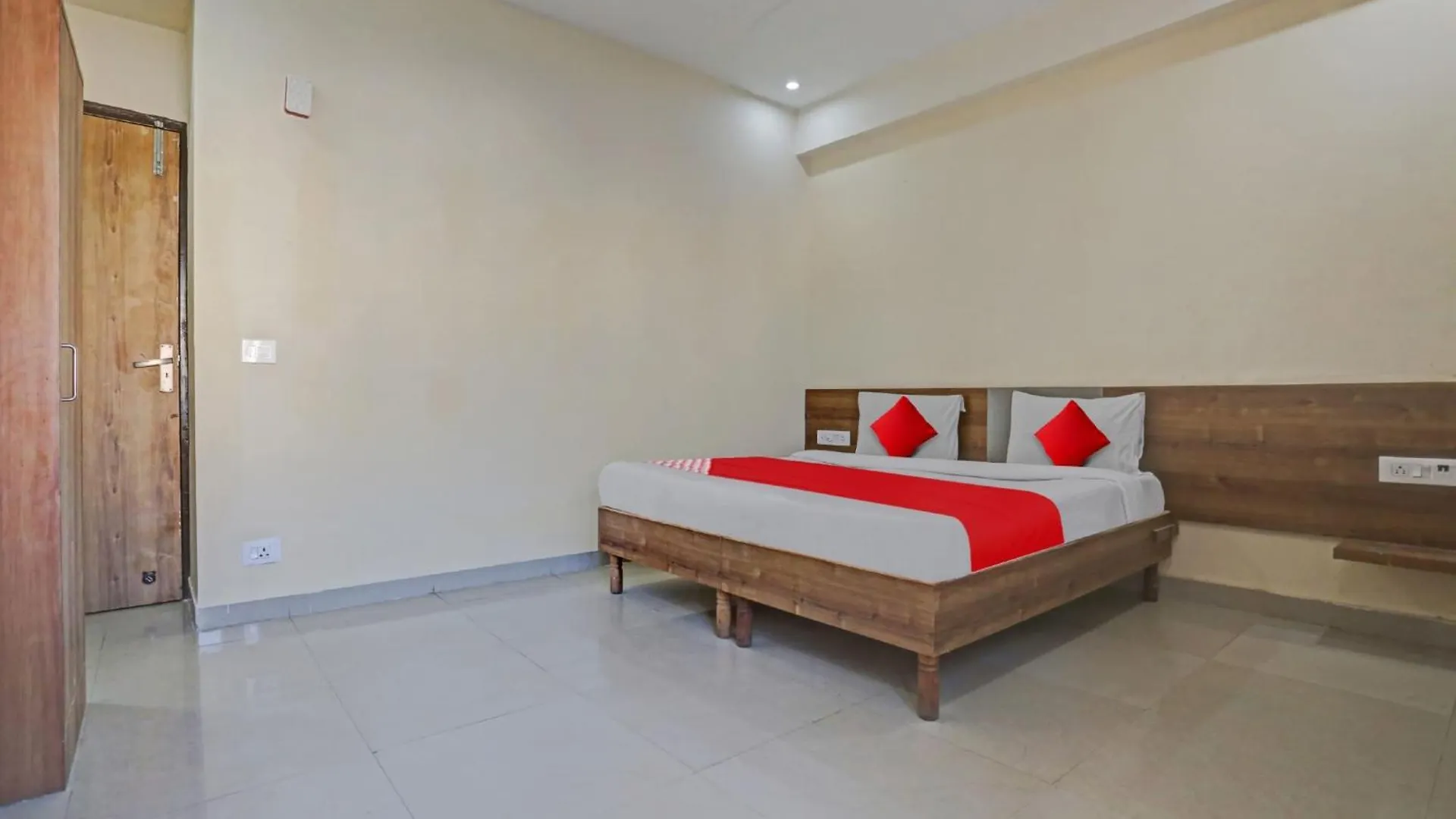 Hotel O Backpackers Nest Гургаон
