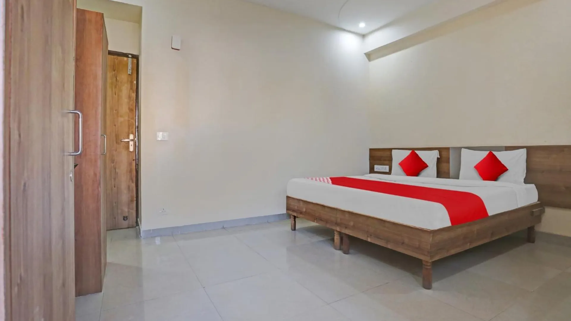 Hotel O Backpackers Nest Гургаон